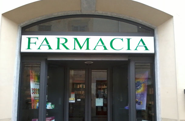 Insegna FARMACIA con lettere intagliate