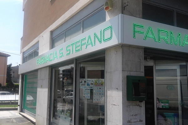 Insegna LED a Vista su Contorno Lettera