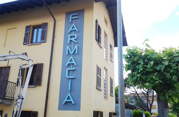 Insegna FARMACIA con lettere scatolate applicate a muro con luce frontale