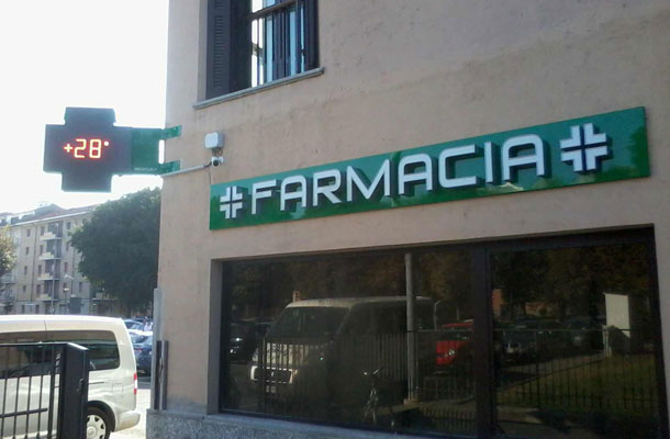 Insegna FARMACIA con lettere scatolate a luce frontale
